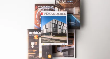 5 magazines van Louwers Mediagroep op tafel