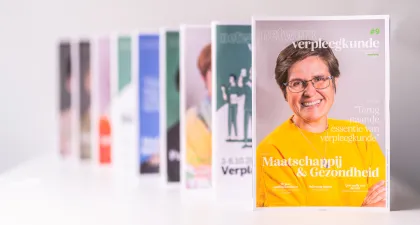 9 covers van NETWERK VERPLEEGKUNDE-magazines op een rij achter elkaar