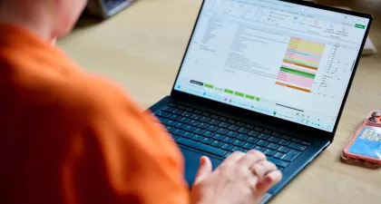 Copywriter Anastasia van Bliksem Schrijfbureau neemt notities op haar laptop