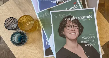 Stapel magazines van Netwerk Verpleegkunde, met redactie door Bliksem Schrijfbureau