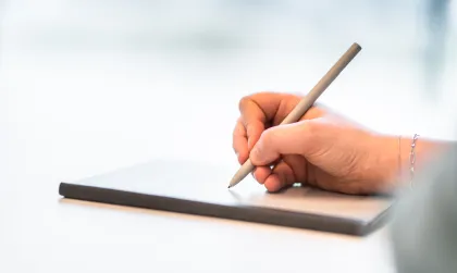 Copywriter van Bliksem Schrijfbureau maakt notities op ReMarkable