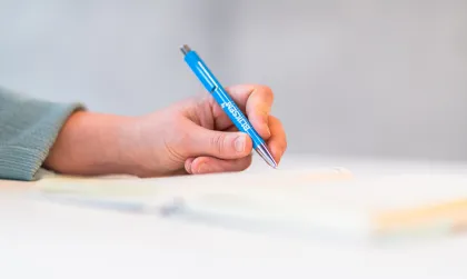 Balpen van Bliksem Schrijfbureau in de hand