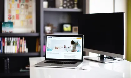 Laptop met website van Renson, geschreven door Bliksem Schrijfbureau