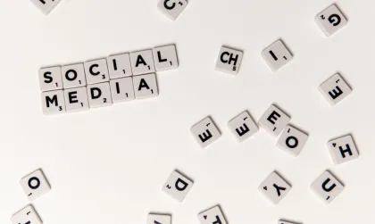 Scrabbleletters die het woord social media vormen