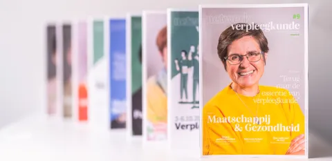 9 covers van NETWERK VERPLEEGKUNDE-magazines op een rij achter elkaar