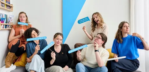 Team van Bliksem Schrijfbureau poseert in de zetel van hun kantoor in Zwevegem
