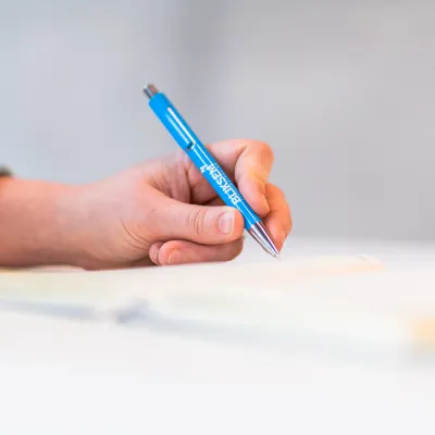 Balpen van Bliksem Schrijfbureau in de hand