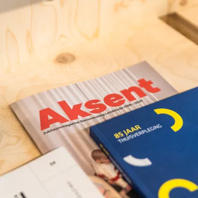 Aksent-magazine op kantoor van Bliksem Schrijfbureau