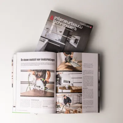 Magazine van Louwers Mediagroep, opengeslagen op tafel