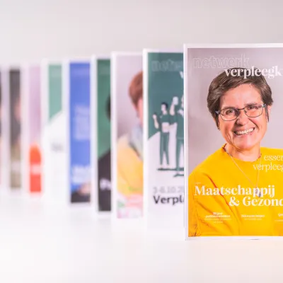 9 covers van NETWERK VERPLEEGKUNDE-magazines op een rij achter elkaar