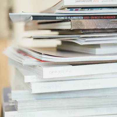 Stapel magazines waar Bliksem Schrijfbureau aan meewerkte