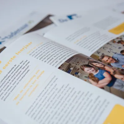 Magazine van De Stadenaar waar Bliksem Schrijfbureau aan meeschreef, ligt open op tafel