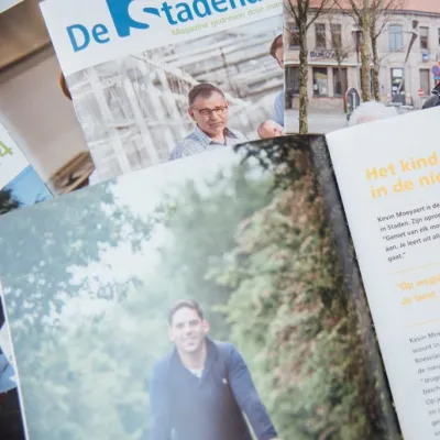 Magazine van De Stadenaar ligt open op tafel