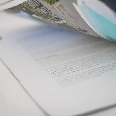 Magazine van Louwers Mediagroep wordt doorbladerd