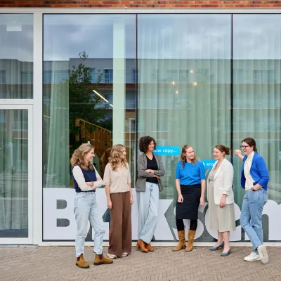 6-koppige team van Bliksem Schrijfbureau poseert voor het kantoor