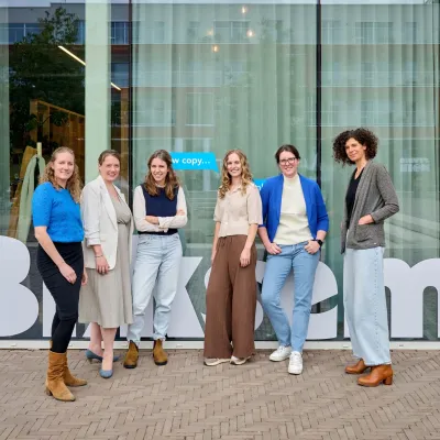De 6 copywriters van Bliksem Schrijfbureau staan buiten aan het kantoor