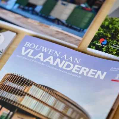 Zoom op cover van magazine Bouwen Aan Vlaanderen van Louwers Mediagroep, met eindredactie van Bliksem Schrijfbureau