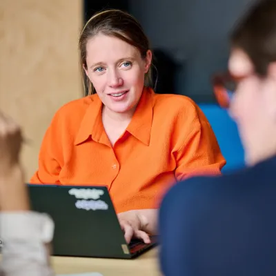 Zoom op copywriter Anastasia tijdens vergadering met Bliksem Schrijfbureau