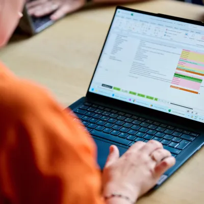 Copywriter Anastasia van Bliksem Schrijfbureau neemt notities op haar laptop