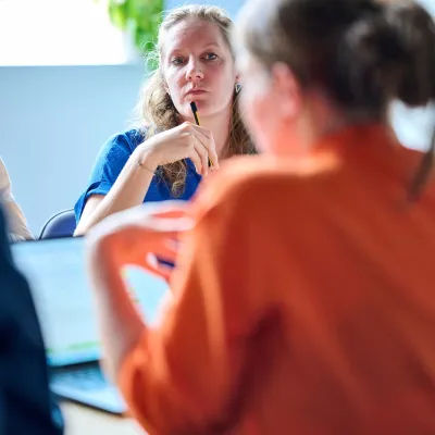 Zoom op Marlies tijdens vergadering van Bliksem Schrijfbureau