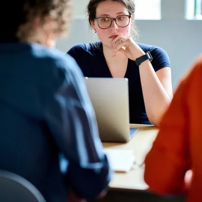 Zoom op copywriter Stephanie tijdens vergadering van Bliksem Schrijfbureau