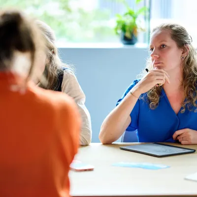 Zoom op copywriter Marlies tijdens vergadering van Bliksem Schrijfbureau