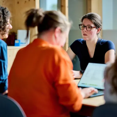 Het team van Bliksem Schrijfbureau vergadert aan tafel