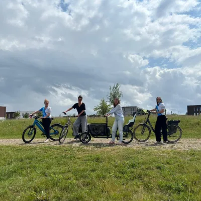Marlies, Trees, Petra en Majorie van Bliksem Schrijfbureau met de fiets aan de hand