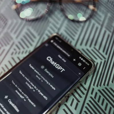 Smartphone en bril op de tafel