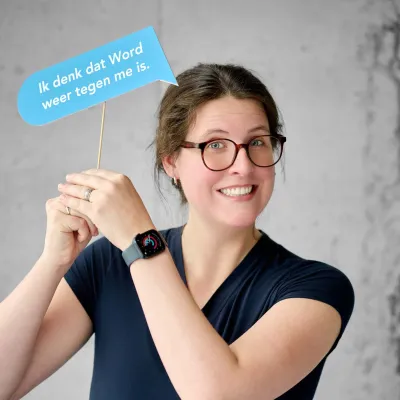 Copywriter Stephanie Demasure met tekstballon in de hand