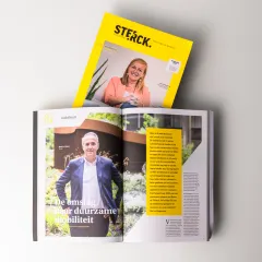 Sterck-magazine ligt opengeslagen op tafel van Bliksem Schrijfbureau
