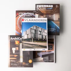 5 magazines van Louwers Mediagroep op tafel