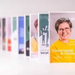 9 covers van NETWERK VERPLEEGKUNDE-magazines op een rij achter elkaar