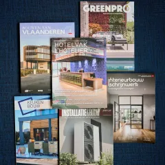 Magazines van Louwers Mediagroep, waar Bliksem Schrijfbureau aan meeschreef, liggen uitgestald op tafel