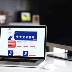 Laptop met website van Ursa, geschreven door Bliksem Schrijfbureau
